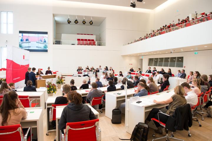 Blick in den Plenarsaal während der Finaldebatte der Altersgruppe I 