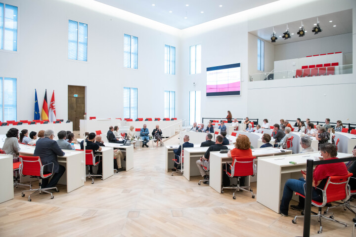 Blick in den Plenarsaal während der Podiumsdiskussion zum Thema: Demokratie und Kulturerbe in Zeiten des Klimawandels.