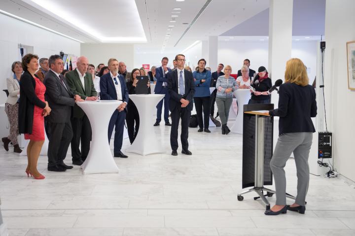 Blick in die Lobby während der Ausstellungseröffnung.