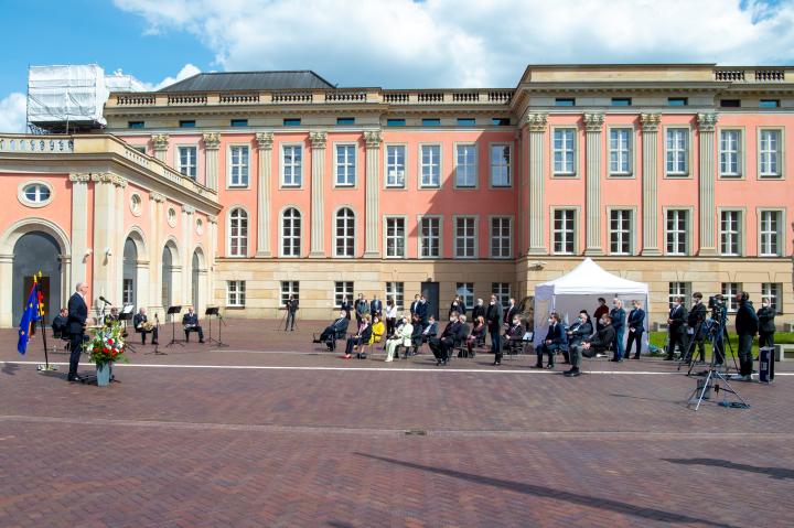 Gedenken zum 76. Jahrestages der Befreiung und des Kriegsendes im Innenhof des Landtages.