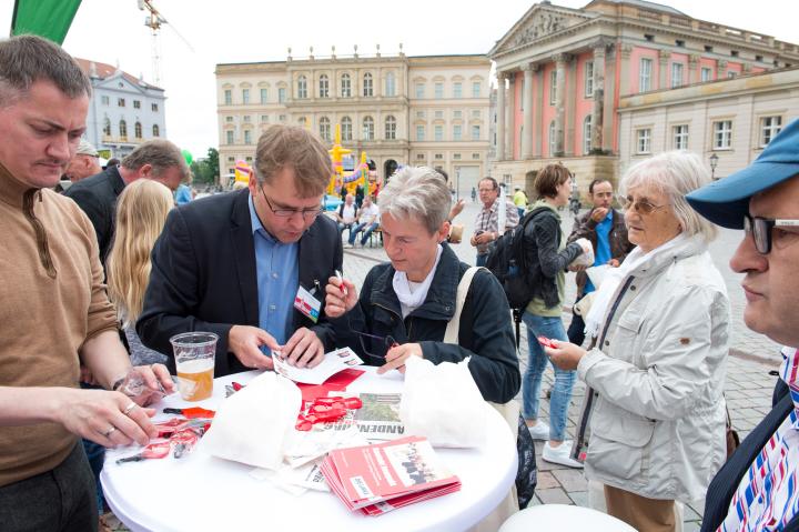 Impression vom Alten Markt. Stände der Fraktionen und der Gruppe.