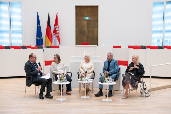 Blick in das Podium während der Podiumsdiskussion, V. l. n. r.: Prof. Dr. Ottmar Edenhofer, Prof. Dr. Hanna Schwander, Prof. Dr. Ulrike Liedtke, Prof. Dr. Hermann Parzinger und Barbara Gessler