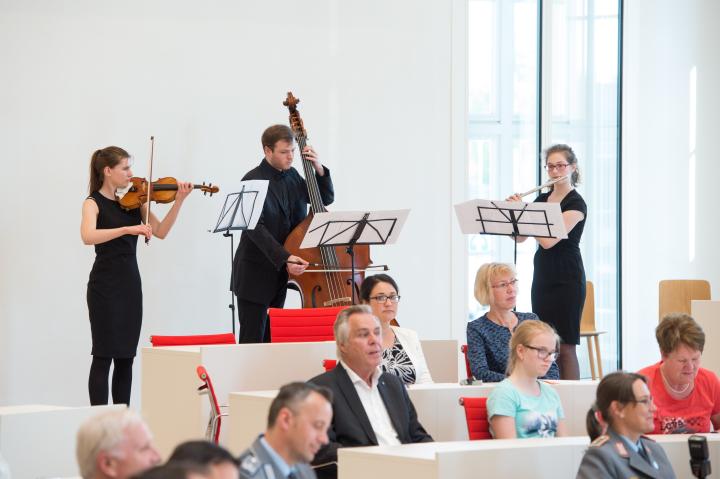 Musikalische Umrahmung des Festaktes durch ein Trio mit Querflöte, Geige und Kontrabass der Jungen Philharmonie Brandenburg