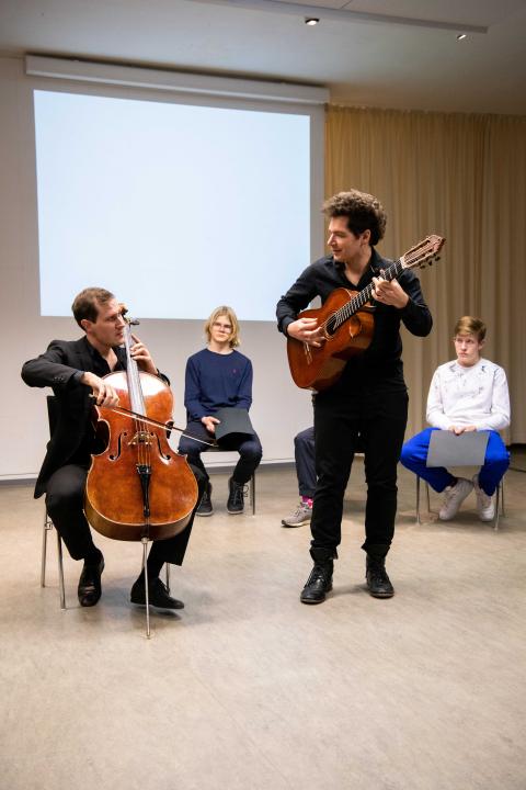 Musikalischer Ausklang durch die Wild Strings zur Gedenkveranstaltung im Veranstaltungsraum der ehemaligen Häftlingswäscherei im KZ Sachsenhausen