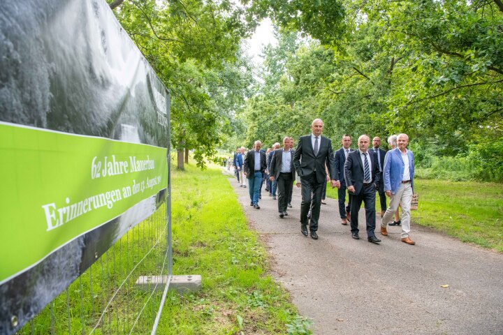 Gemeinsamer Spaziergang zu den Stelen von Karl-Heinz Kube und Peter Mädler am Teltowkanal