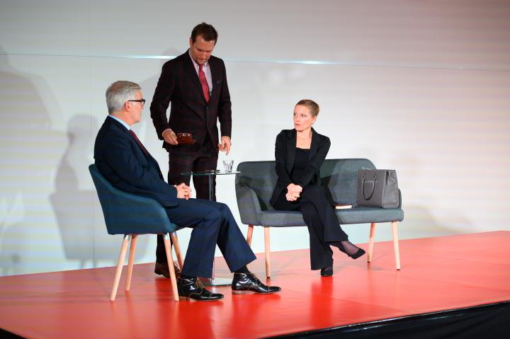 Impression der Theateraufführung „Unter Verschluss“ mit den Schauspielern Sophie Lochmann, Stefan Schill und Andreas Klopp