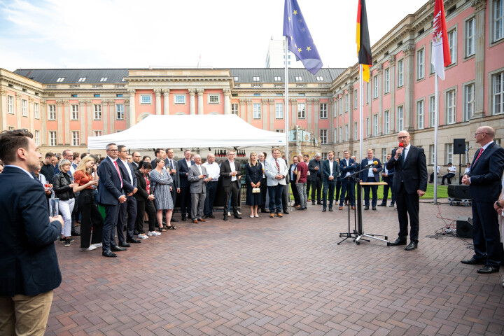 Blick in den Innenhof des Landtages während der Begrüßung des Ministerpräsidenten Dr. Dietmar Woidke zum Parlamentarischen Sommerabend.