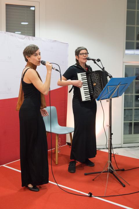 Musikalische Umrahmung des Frauentagsempfangs durch das Duo „Cat with Hat“. Anja Gessenhardt (l.) und Tanja Buttenborg (r.) am Akkordeon.