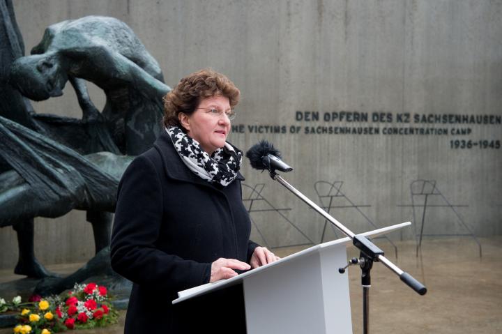 Landtagspräsidentin Britta Stark hält die Gedenkansprache am zentralen Gedenkort „Station Z“. 