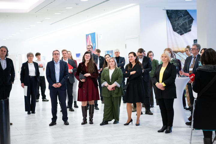 Blick in die Lobby während der Ausstellungseröffnung 