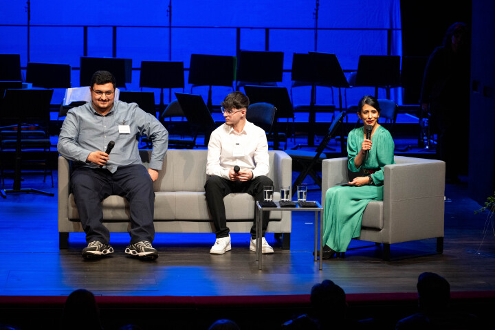 Die Integrationsbeauftragte Diana Gonzalez Olivo (r.) im Gespräch mit Eingebürgerten.