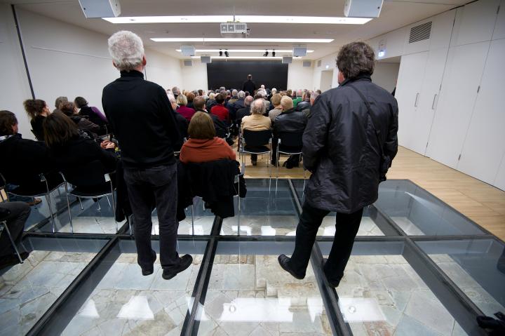 Einführung im Pressekonferenzraum E.060 mit Blick auf das Bodendenkmal.