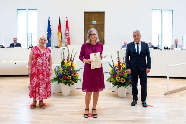 Medaillenempfängerin Karin Gutzmann auf Vorschlag der SPD-Fraktion, v. l. n. r.: Landtagspräsidentin Prof. Dr. Ulrike Liedtke, Karin Gutzmann und MdL Helmuth Barthel
