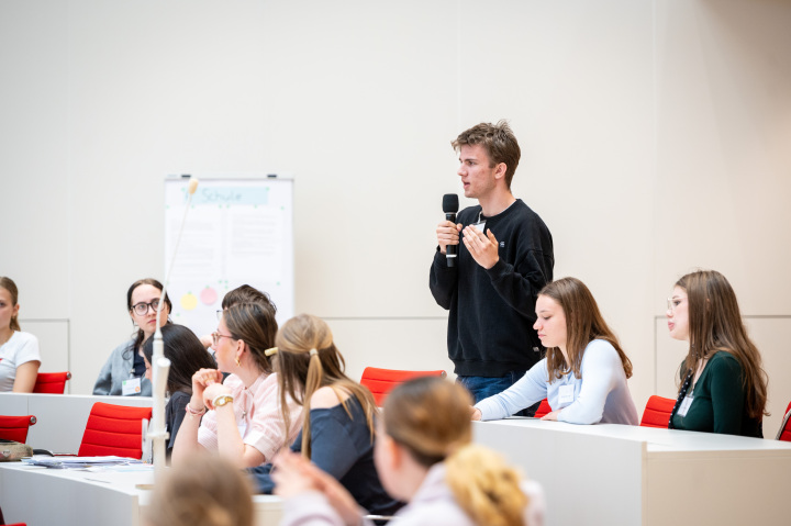 Abschlussdiskussion im Plenarsaal