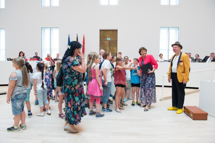 Landtagspräsidentin Britta Stark (2. v. r.) begrüßt Schülerinnen und Schüler im Landtag zum Kindertag.