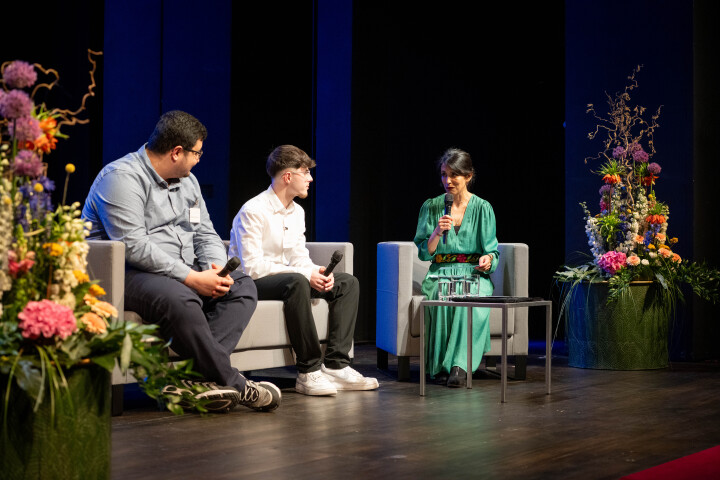 Die Integrationsbeauftragte Diana Gonzalez Olivo (r.) im Gespräch mit Eingebürgerten.