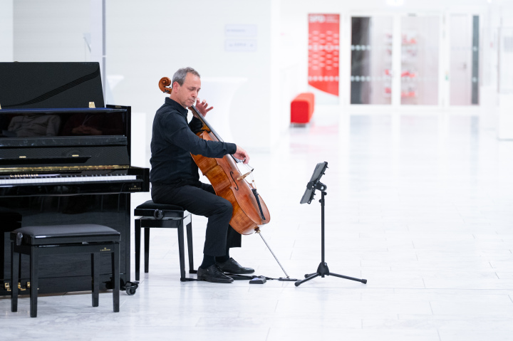 Der Cellist Ithay Khen während des Konzerts.