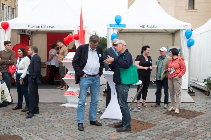 Impression vom Alten Markt. Stände der Fraktionen und der Gruppe.