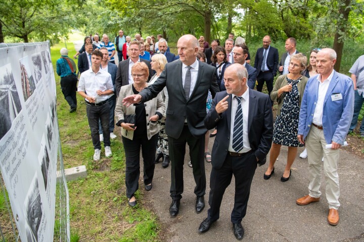 Gemeinsamer Spaziergang zu den Stelen von Karl-Heinz Kube und Peter Mädler am Teltowkanal