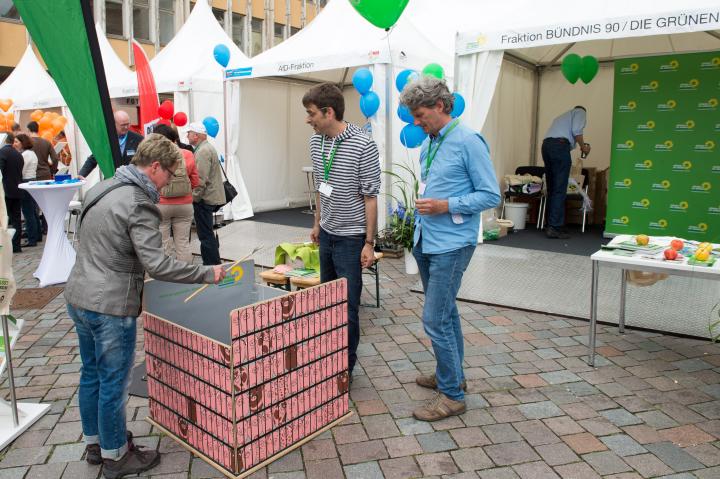 Impression vom Alten Markt. Stände der Fraktionen und der Gruppe.