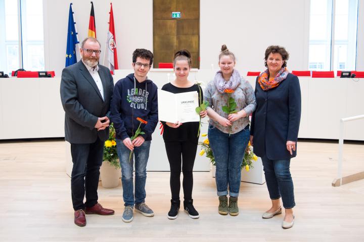 Die Preisträgerinnen und der Preisträger des 2. Landespreises (Kategorie Förderschulen) der Schülerzeitung AZ-Andersen-Zeitung von der Hans-Christian-Andersen-Schule Teltow