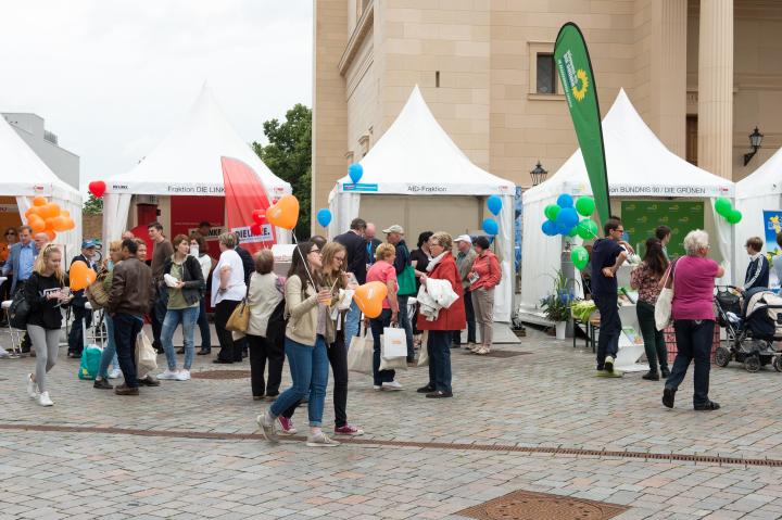 Impression vom Alten Markt. Stände der Fraktionen und der Gruppe.