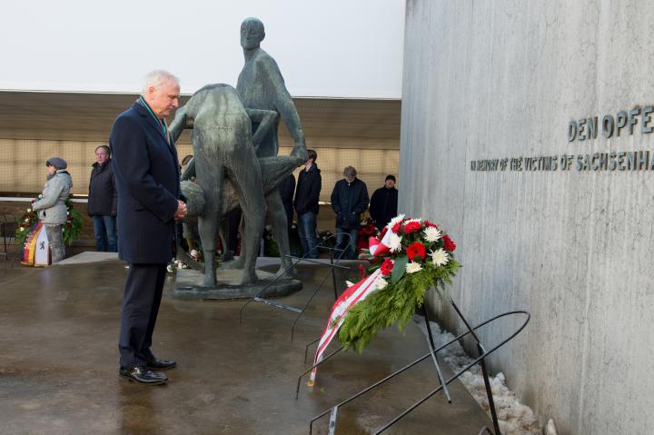 Vizepräsident Dombrowski vor dem Kranz des Landtages