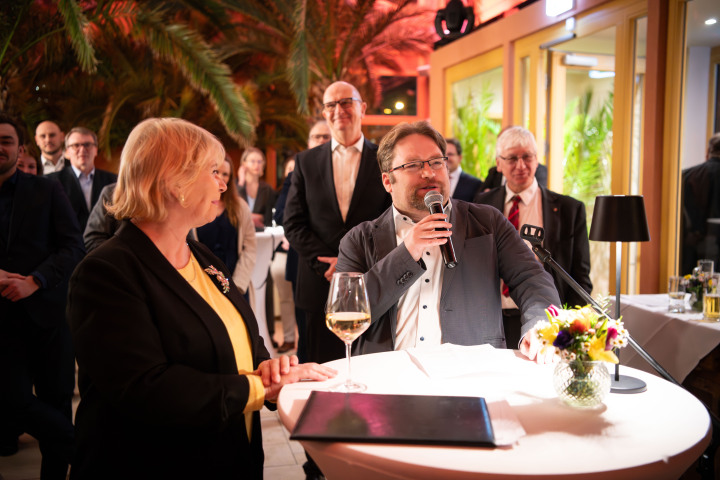 Begrüßung des Vorsitzenden der Landespressekonferenz Brandenburg e. V. Benjamin Lassiwe zum Neujahrsempfang im Restaurant „El Puerto“ Potsdam.