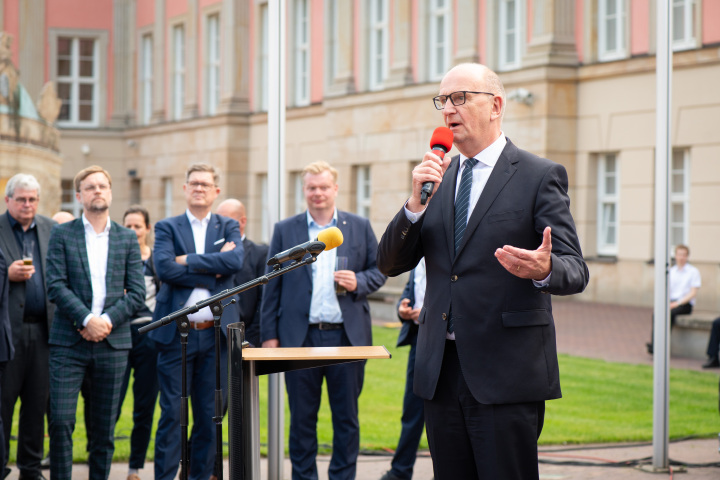 Begrüßung des Ministerpräsidentin Dr. Dietmar Woidke zum Parlamentarischen Sommerabend im Innenhof des Landtages.