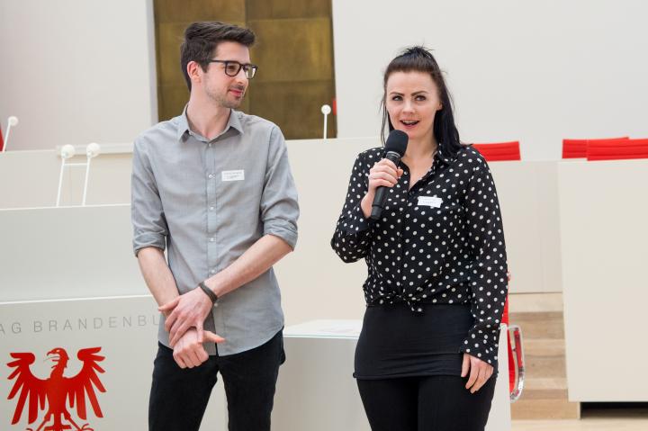 Die Youtuber Jennifer Arp und Tommy Toalingling stellen sich vor.