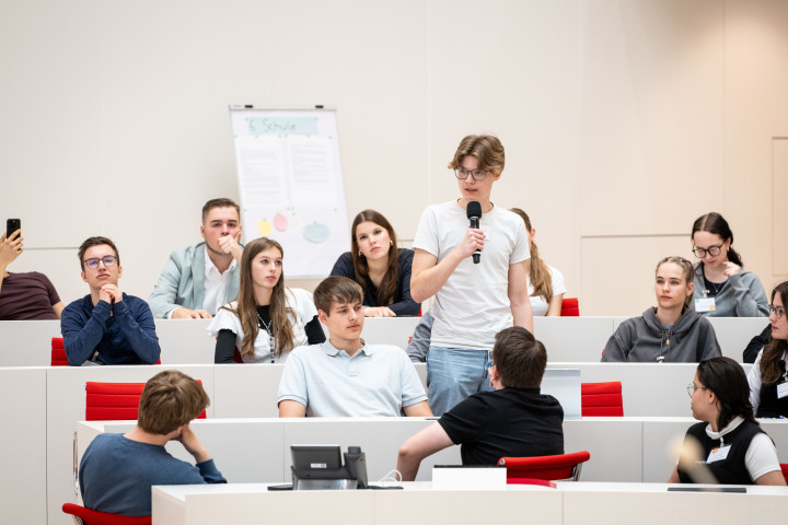 Abschlussdiskussion im Plenarsaal