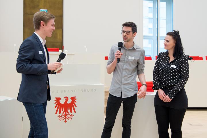 Moderator Benedix Lippe (l.) stellt die Youtuber Jennifer Arp (r.) und Tommy Toalingling (m.) vor.