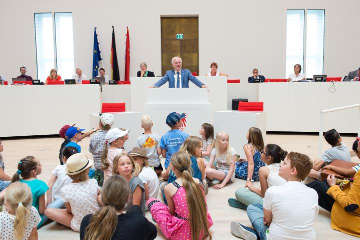 Vizepräsident Dieter Dombrowski begrüßt Schülerinnen und Schüler im Landtag zum Kindertag.