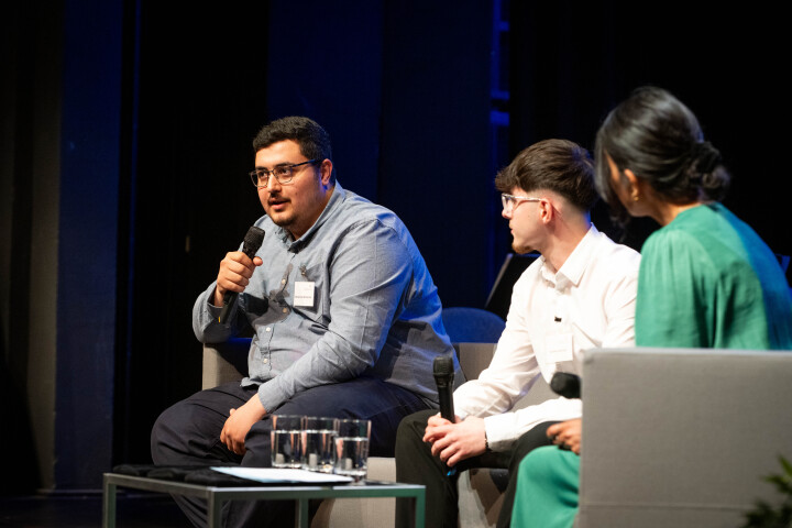 Die Integrationsbeauftragte Diana Gonzalez Olivo (r.) im Gespräch mit Eingebürgerten.