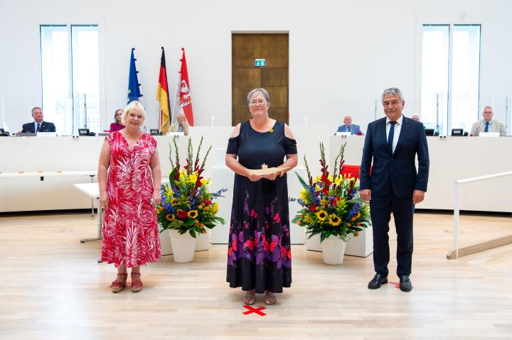 Medaillenempfängerin Maren Ruden auf Vorschlag der SPD-Fraktion, v. l. n. r.: Landtagspräsidentin Prof. Dr. Ulrike Liedtke, Maren Ruden und MdL Helmuth Barthel