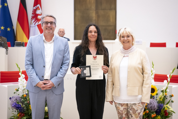 V.l.n.r. Abgeordneter Björn Lüttmann, Träger der Landtagsmedaille Kathrin Freundner und Landtagspräsidentin Prof. Dr. Ulrike Liedtke