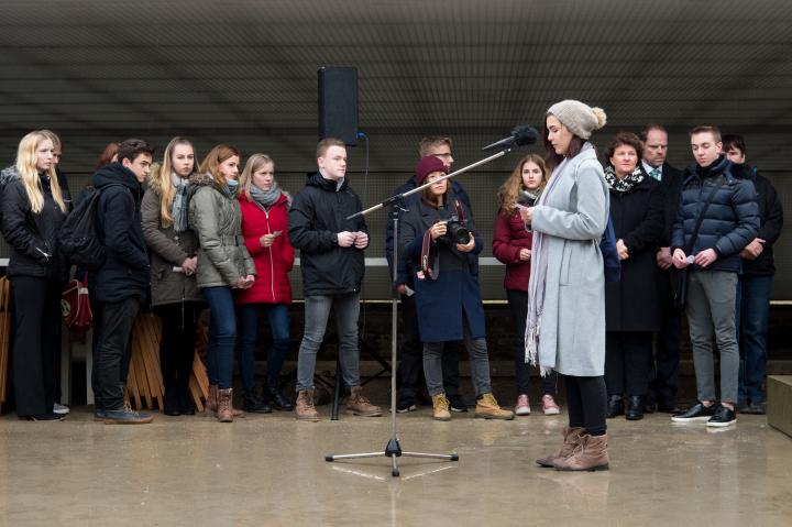 Schülerinnen und Schüler des Gymnasiums Panketal lesen Namen von Opfern vor