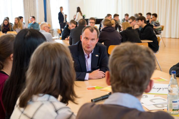 Uwe Liebehenschel (CDU-Fraktion) im Gespräch mit Schülerinnen und Schülern