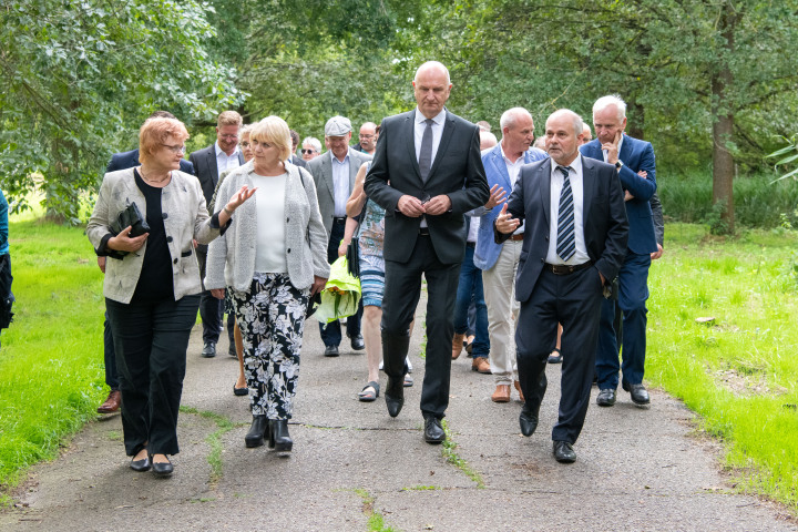 Gemeinsamer Spaziergang zu den Stelen am Teltowkanal, v. l. n. r.: Aufarbeitungsbeauftragte Dr. Maria Nooke, Landtagspräsidentin Prof. Dr. Ulrike Liedtke, Ministerpräsident Dr. Dietmar Woidke, Bürgermeister der Stadt Teltow Thomas Schmidt