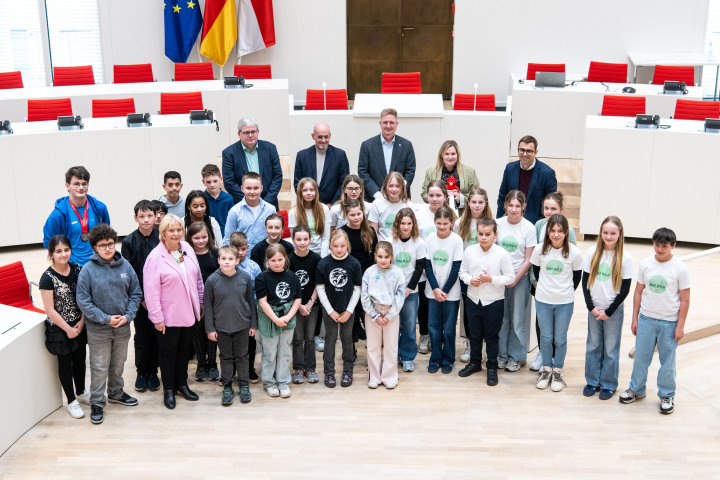 Gruppenfoto mit den Preisträgerinnen und Preisträgern des Anton-Adler-Preises des Landtages Brandenburg.