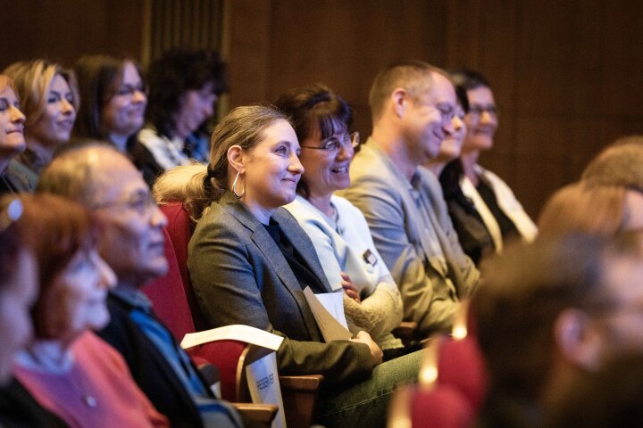 Blick in den Saal während der Podiumsdiskussion mit der Integrationsbeauftragten Diana Gonzalez Olivo.