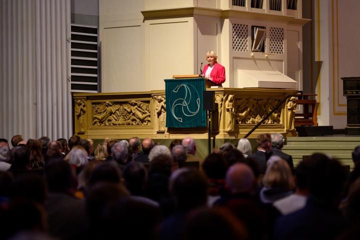 Landtagspräsidentin Prof. Dr. Ulrike Liedtke spricht zur Gedenkveranstaltung zum Mauerfall vor 30 Jahren in der Potsdamer Nikolaikirche