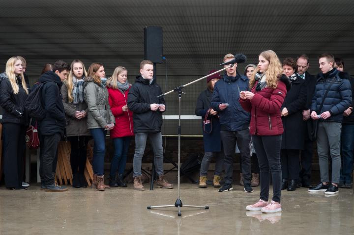 Schülerinnen und Schüler des Gymnasiums Panketal lesen Namen von Opfern vor