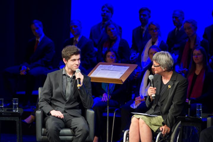 Die Integrationsbeauftragte des Landes Brandenburg Dr. Doris Lemmermeier (r.) im Gespräch mit Eingebürgerten.