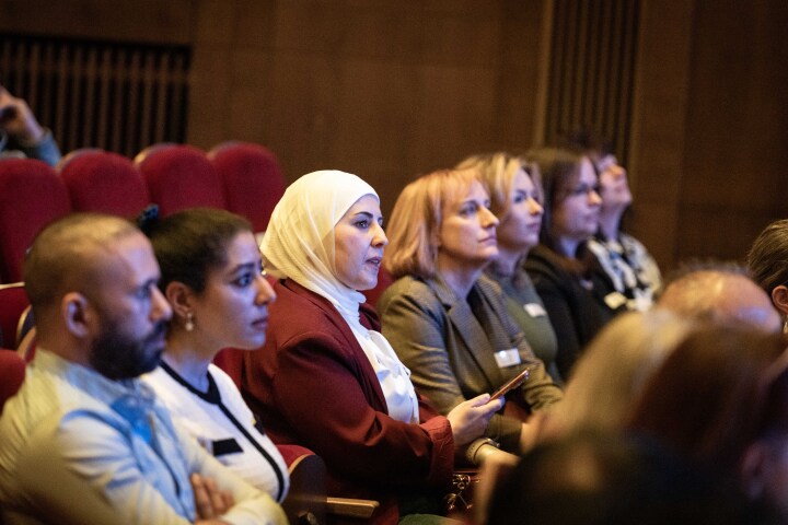 Blick in den Saal während der Podiumsdiskussion mit der Integrationsbeauftragten Diana Gonzalez Olivo.