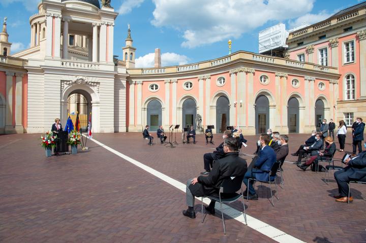 Gedenken zum 76. Jahrestages der Befreiung und des Kriegsendes im Innenhof des Landtages.