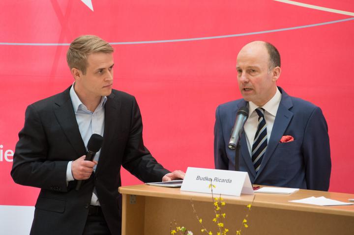 Podiumsgespräch mit Herrn Kemmann (r.), Vertreter der Hertie-Stiftung. 