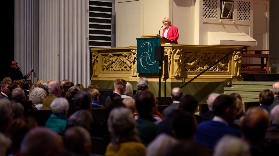 Landtagspräsidentin Prof. Dr. Ulrike Liedtke spricht zur Gedenkveranstaltung zum Mauerfall vor 30 Jahren in der Potsdamer Nikolaikirche