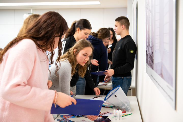 Verfassen eines fiktiven Social Media Posts mit Informationen aus der Pressekonferenz