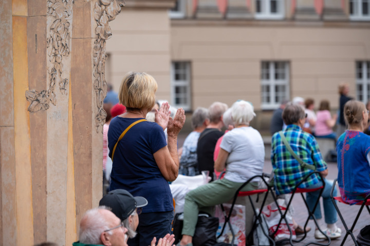 Impression der fünften Veranstaltung „Kunst zur Zeit“ im Innenhof des Landtages